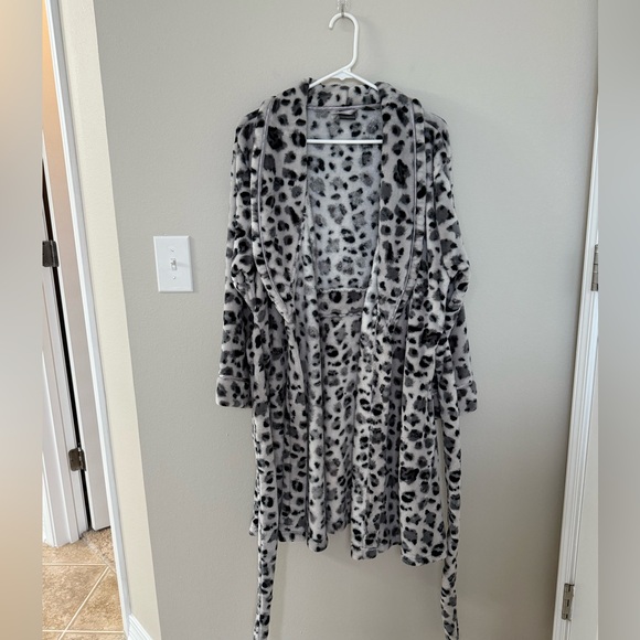 Junior Girls Large Soft and Fuzzy Leopard Print Bathrobe - Picture 4 of 7